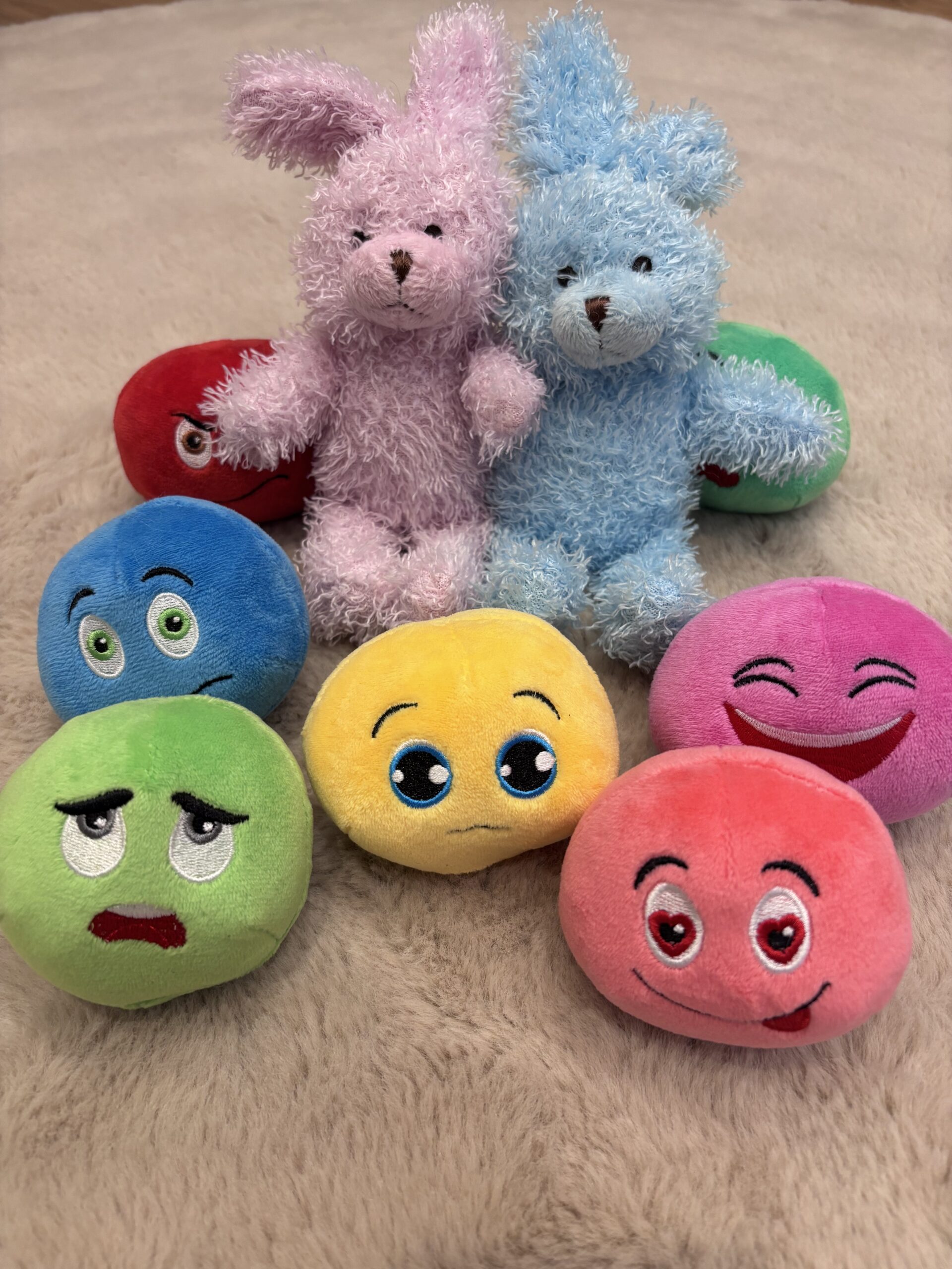 Peluches représentant les émotions de la méthode "Raconte-moi mon histoire" créée par Audrey Mée